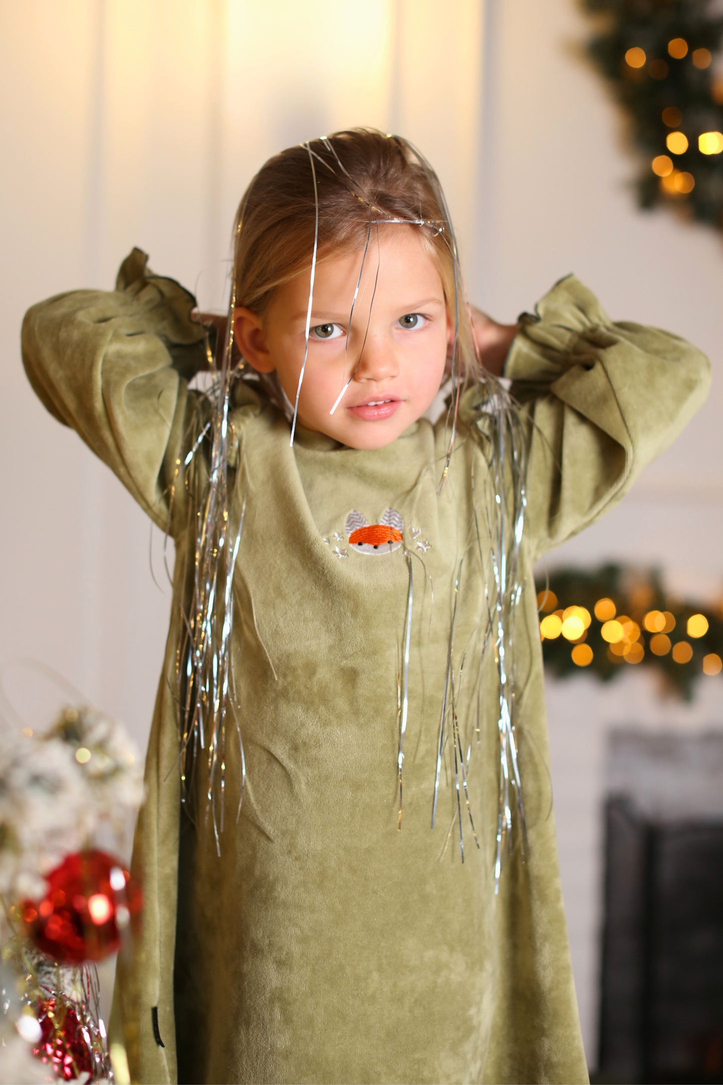 Zaļa samta kleita ar Lapsas izšuvumu