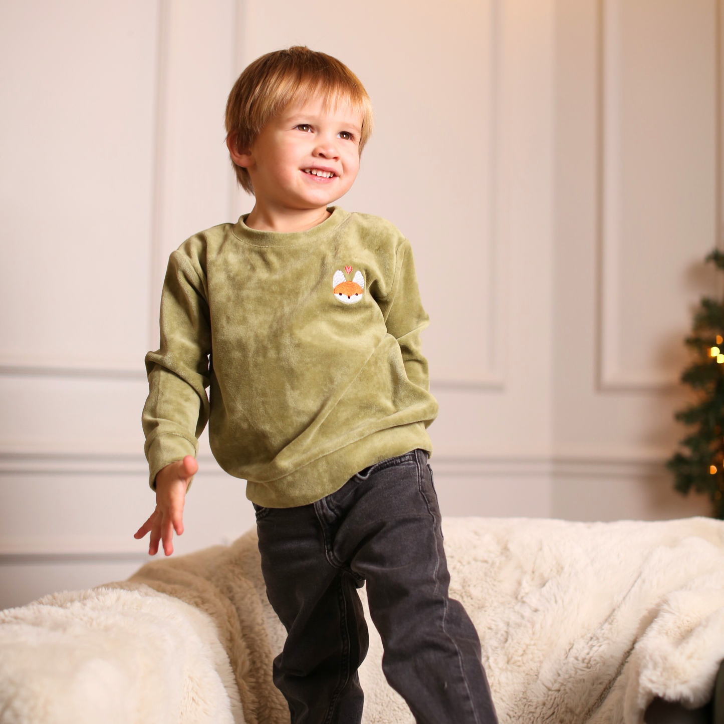 Zaļš samta džemperis ar Lapsas izšuvumu