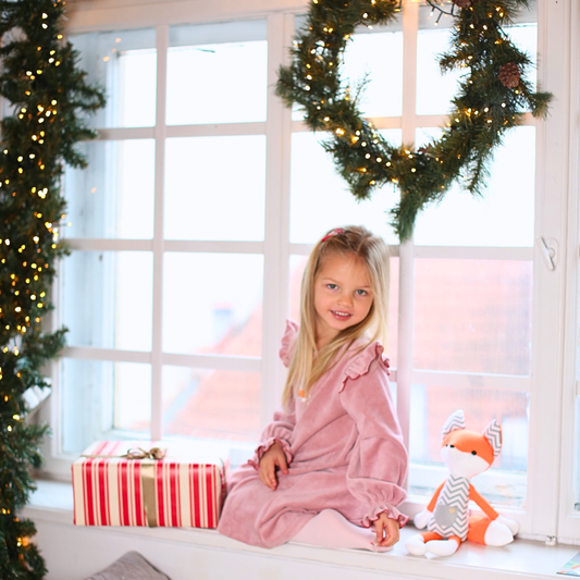 Rozā samta kleita ar Lapsas izšuvumu