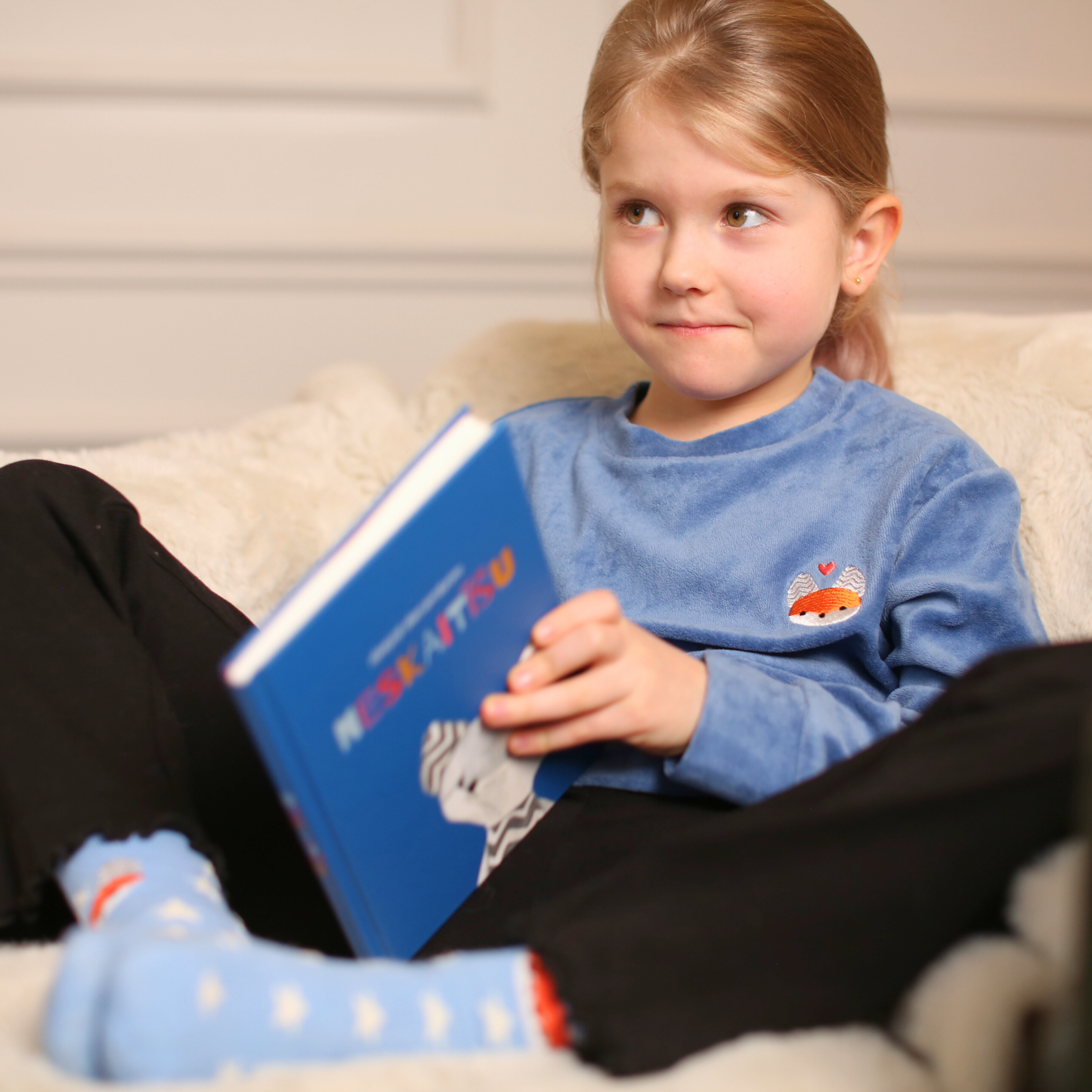 Zils samta džemperis ar Lapsas izšuvumu